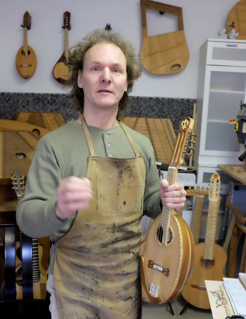 Christoph Michael Pesch Instrumentenbau Mandoline Mandola Mandolinenbauer
