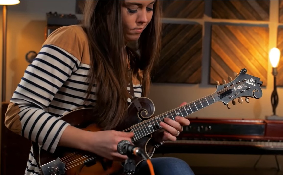 You are currently viewing Sierra Hull performs “E-Tune” | Reverb Sessions