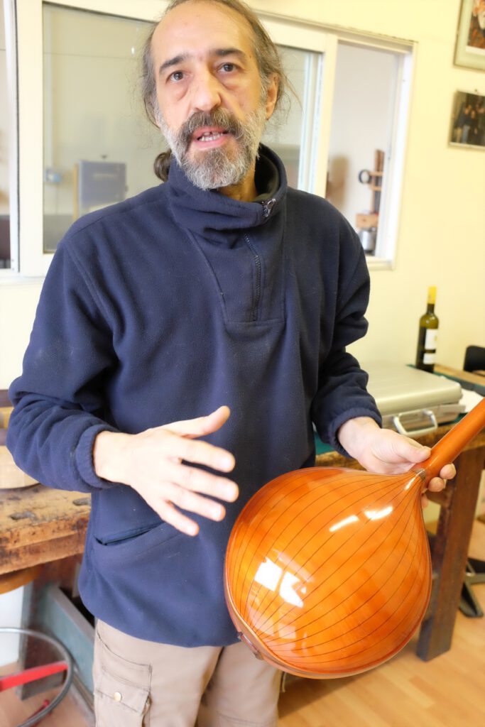 Corrado Giacomel, Instrumentenbauer in Genua Mandoline Mandola Zupfmusik Mandolinenbauer