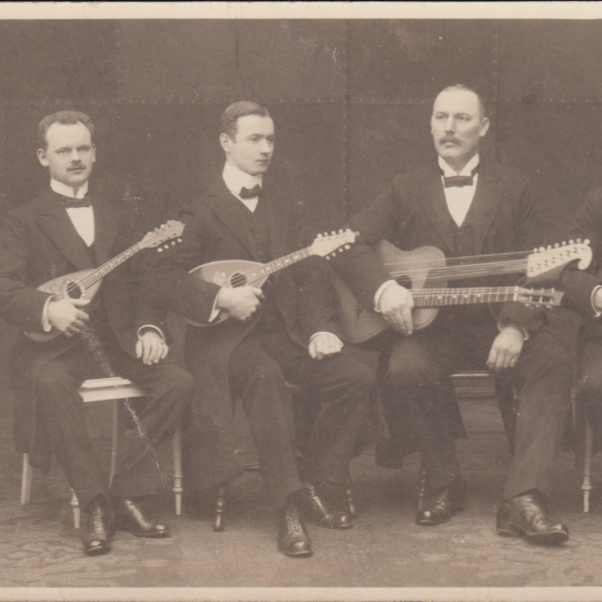 You are currently viewing Alte Postkarten – Quartett mit Kontragitarre