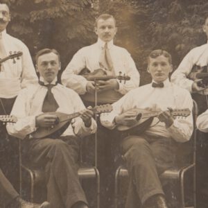 Read more about the article Kleines Ensemble mit Mandolinen, Gitarre und Geigen
