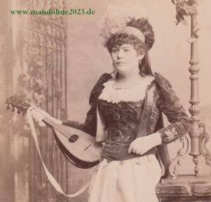 Read more about the article Postkarte – Mandolinenspielerin aus Zürich (um 1900)