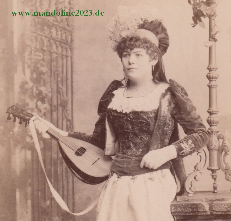 You are currently viewing Postkarte – Mandolinenspielerin aus Zürich (um 1900)