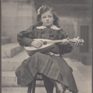 Read more about the article Mädchen mit Mandoline 1909 – Postkarte