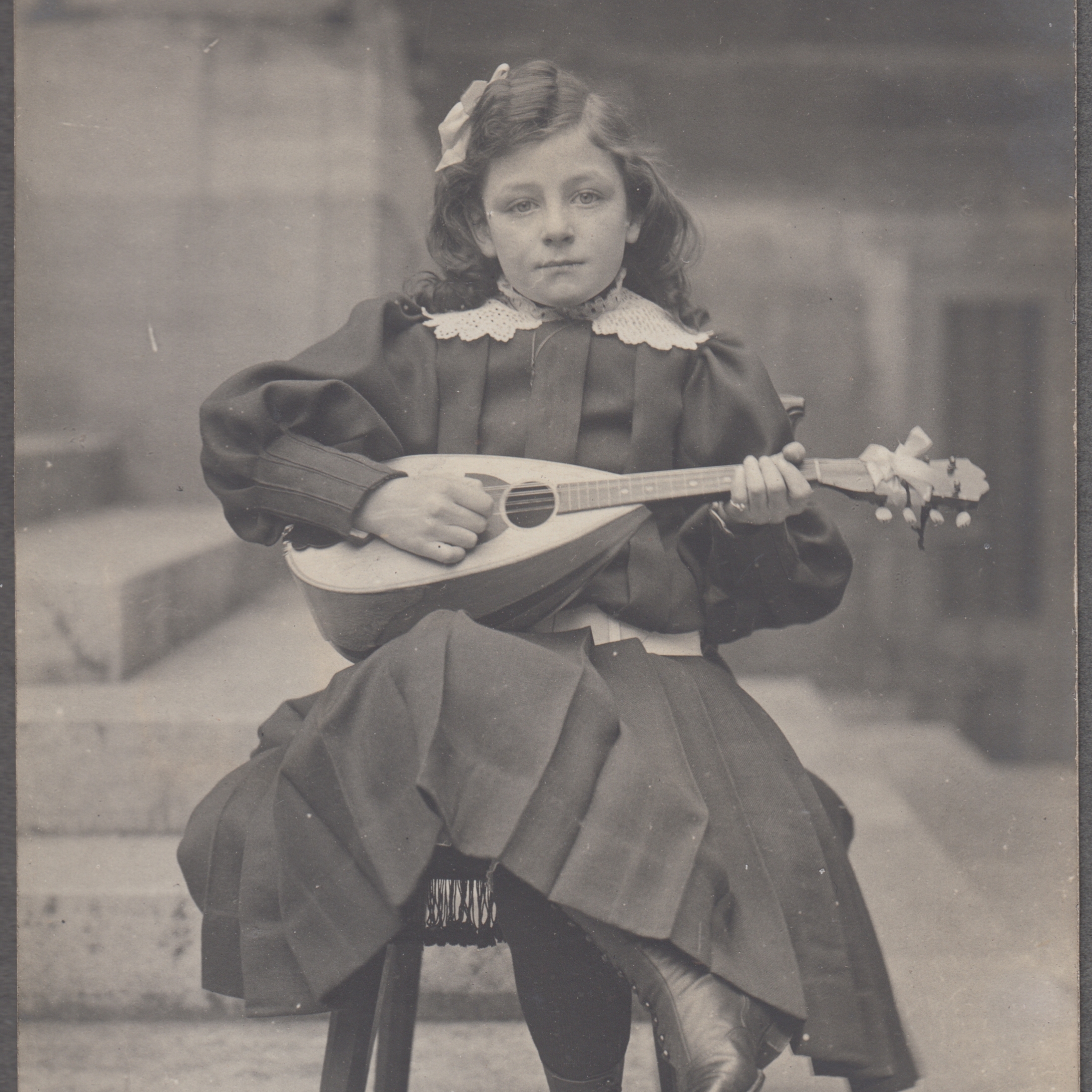 You are currently viewing Mädchen mit Mandoline 1909 – Postkarte