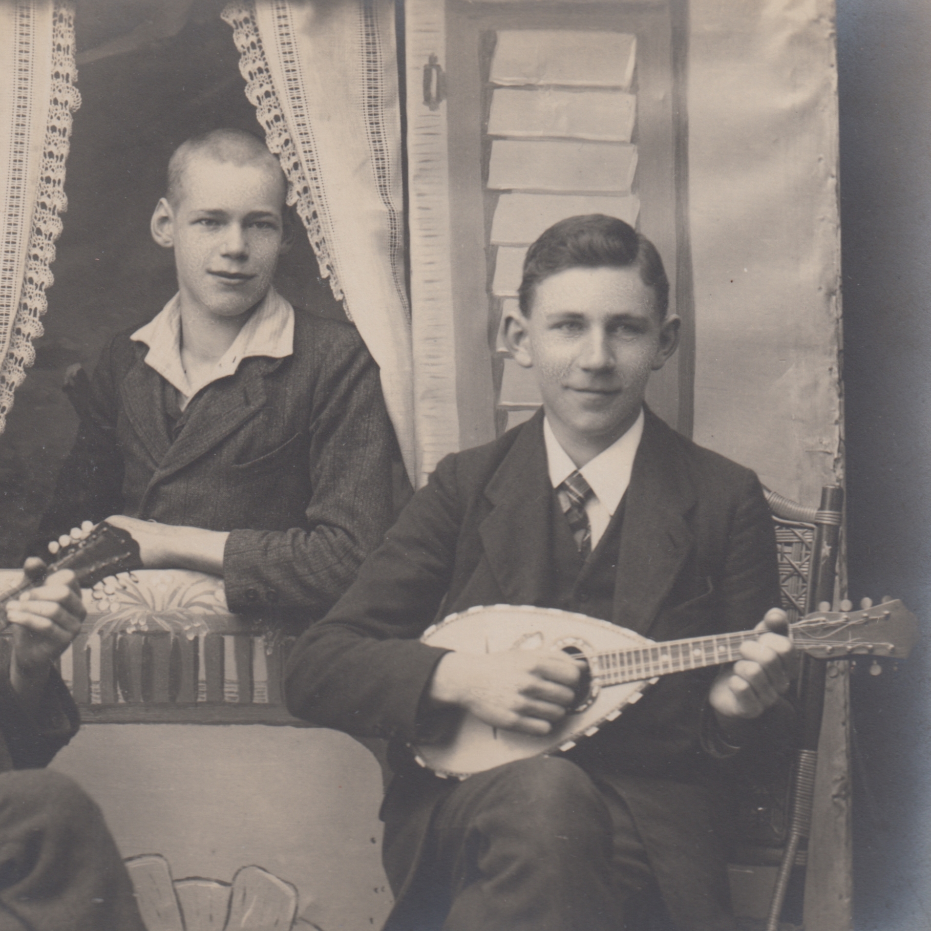 You are currently viewing Zwei Mandolinenspieler vor einem Fenster (Kulisse)