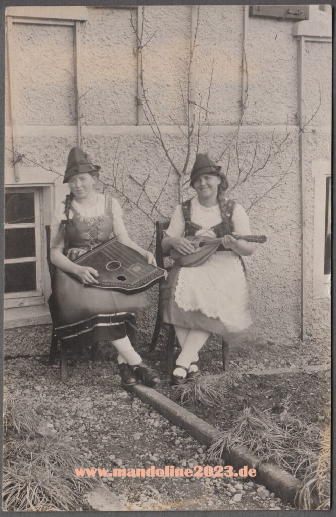 Zwei junge Frauen in Tracht mit Zither und Mandoline