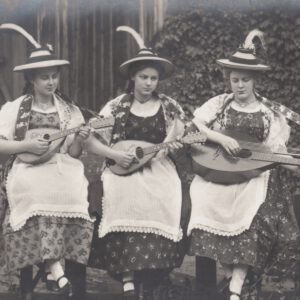 Mehr über den Artikel erfahren Alte Postkarte – Drei junge Frauen mit Tracht