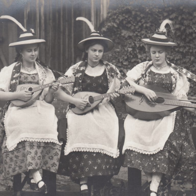 Mehr über den Artikel erfahren Alte Postkarte – Drei junge Frauen mit Tracht