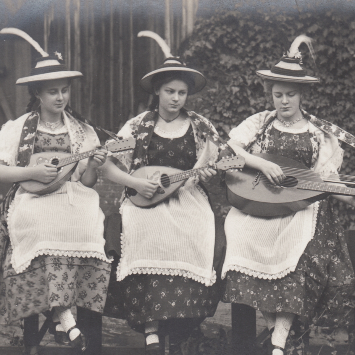 Du betrachtest gerade Alte Postkarte – Drei junge Frauen mit Tracht